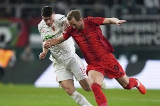 Cédric Zesiger (à gauche, à la lutte avec Harry Kane) a été expulsé vendredi face au Bayern KEYSTONE/AP/Matthias Schrader